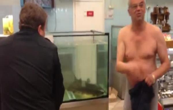 Тем временем в России. Пьяный мужик залез в аквариум в супермаркете