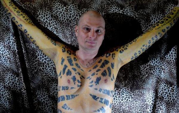Мужчина-ягуар выставил на продажу собственную кожу, мужчина продвёт свою кожу, Artur Mrozowski