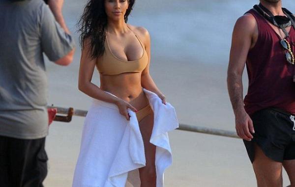 Ким Кардашян фотосессия на пляже