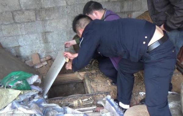 китаец держал в подвале жену, Lin Dajun, пленница