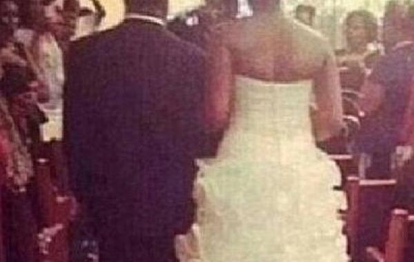 Девушка прикрепила ребенка к подолу своего свадебного платья на время церемонии