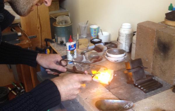 Влюбленная пара решила сделать себе свадебные кольца своими руками из белого золота