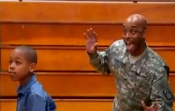 Джеймс Басс, James Bass, отец вернулся из армии зафотобомбил сына, отец зафотобомбил сына на школьной фотогарфии, папа сделал сыну сюрприз школьная фотография