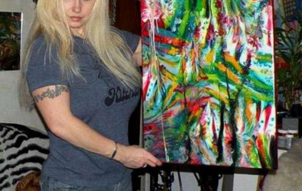 Кира Эйн Варзеджи, Kira Ayn Varszegi, девушка рисует картины грудью, девушка рисует картины грудью 4 размера