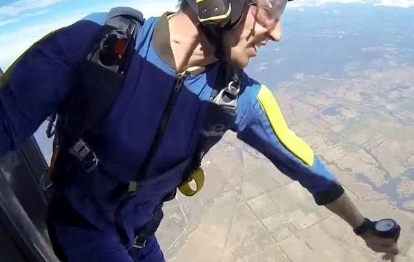 парашютист потерял сознание в полете, мужчина прыгнул с парашютом и потерял сознание, выпрыгнул из самолета и потерял сознание