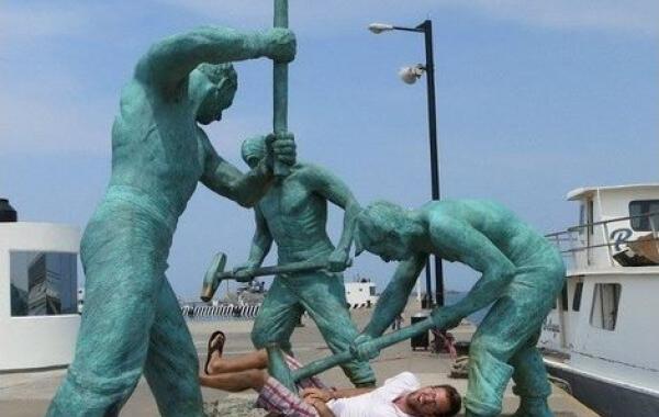 Эти 34 человека точно знают как надо правильно развлекаться со статуями