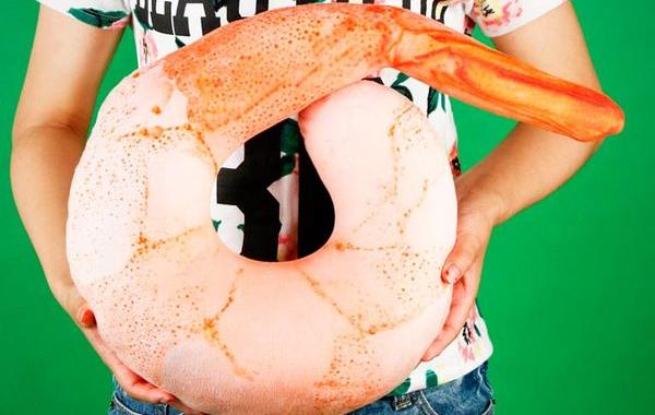 подушка в виде креветки, поспать на креветке