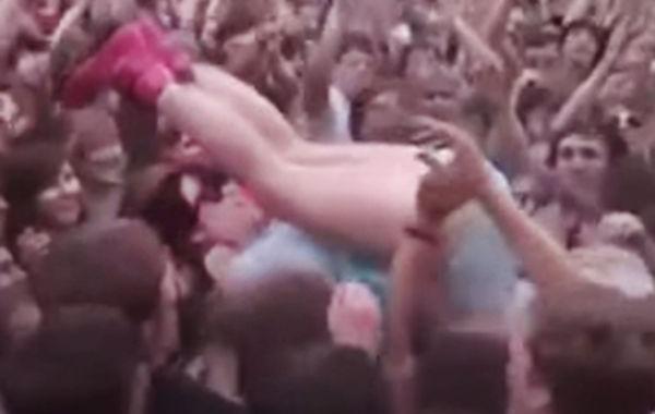 Кэти Перри кверху задницей, неудачный прыжок Кэти Перри в толпу, Кэти Перри прыгнула в толпу фанатов