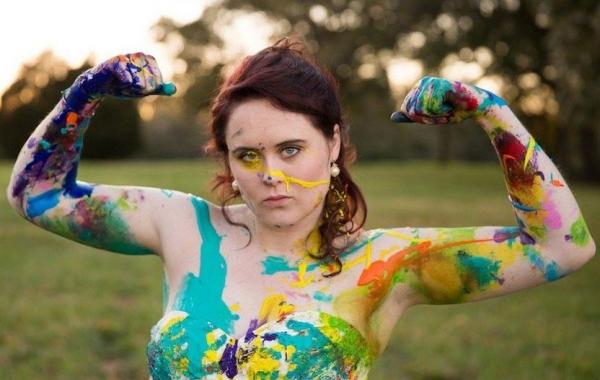 бой краской в свадебном платье, невеста сделел сделала с платьем после того как бросил жених, жених бросил невесту за неделю до свадьбы, жених оставил невесту у алтаря, невеста покрасила платье