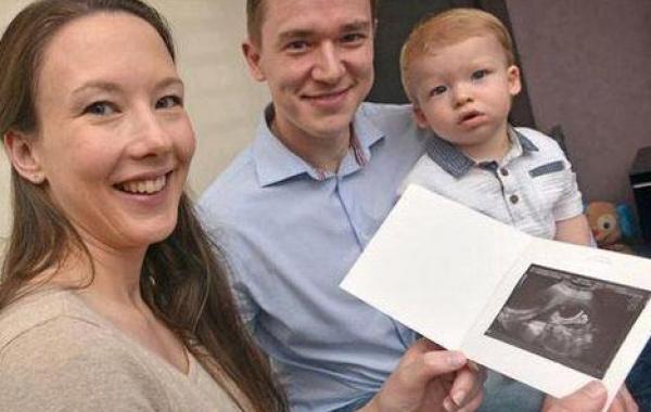 все отлично из утробы матери, показал класс из утробы матери, показал класс снимок узи, ребенок показал класс, поднятый палец вверх ребенок