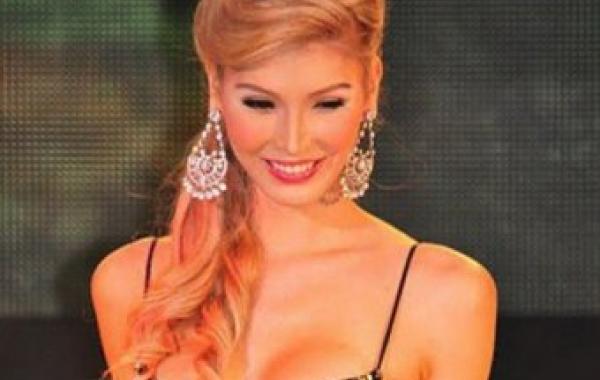 Участница конкурса "Мисс вселенная 2012" транссексуал, Дженна Талакова  