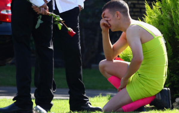 Парень надел ярко-зеленое платье на похороны своего друга, но на это у него были свои причины