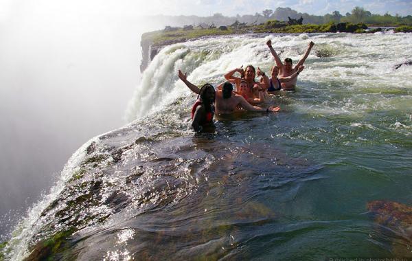 Купель дьявола - настоящий природный бассейн на краю водопада