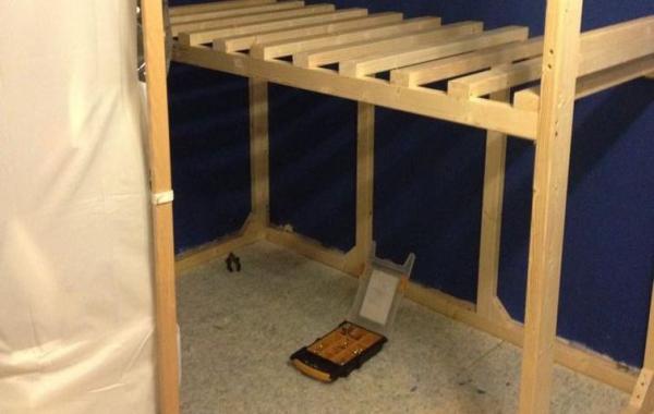 Папа построил для сына чудесный домик на дереве прямо в его комнате