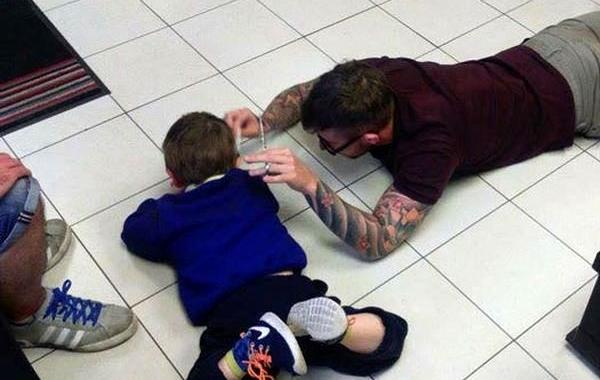 парикмахер мальчик с аутизмом, парикмахер подстриг мальчика на полу, Джеймс Уильямс