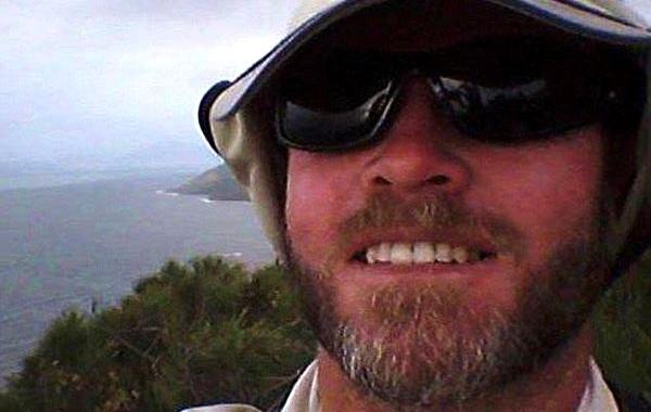 думал поймал лосося а поймал крокодила, рыбак поймал крокодила, крокодил вцепился ув лосося, вытянул лосося вместе с крокодилом