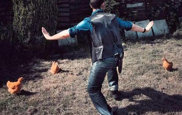 сцена укрощения рапторов Мир юрского периода, пародии на сцену укрощения рапторов, пародия мир юрского периода, пародия крис прэтт