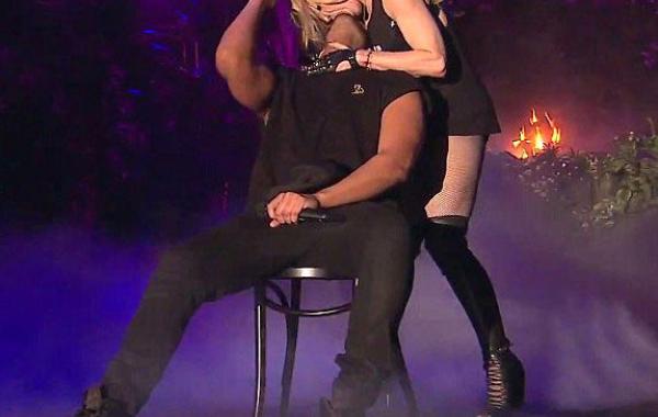 Мадонна поцеловала Дрейка, поцелуй Мадонны и Дрейка, Мадонна поцеловала на сцене Дрейка, реакция Дрейка на поцелуй Мадонны, Мадонна поцелуй Коачелла