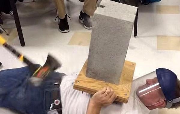 учитель получил топором по яйцам, учителя ударили по яйцам топором