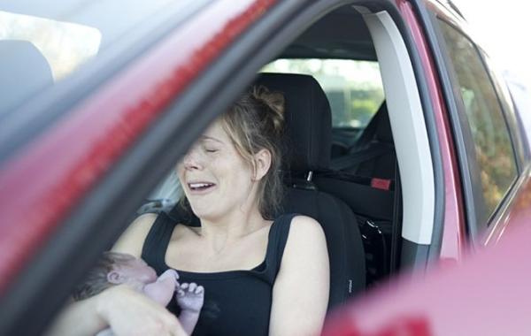 Женщина родила ребенка в машине по дороге в больницу