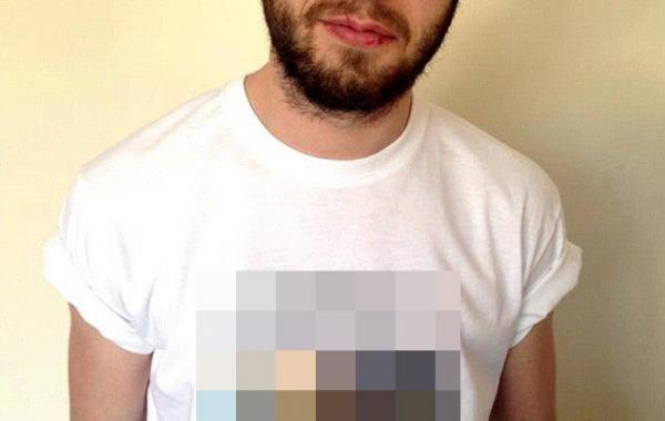 Девушка отпустила своего парня одного на Ибицу, с одним условием, что там он будет носить эту футболку