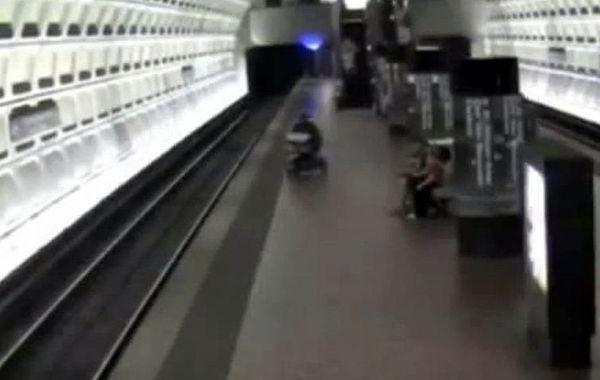 инвалид упал на рельсы метро, инвалид в инвалидной коляске упал с площадки метро, человек в инвалидной коляске упал с платформы метро, спасение человека в коляске метро