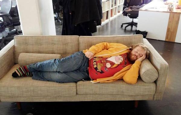 над спящим коллегой фотошоп, пошутили над спящим фотошоп, не спи на работе фотошоп