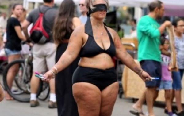 Эми Пенс-Браун, Amy Pence-Brown, Женщина встала в центре города в одном купальнике с завязанными глазами