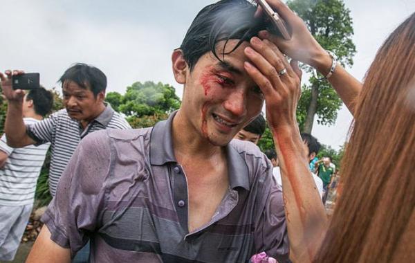 Мощная приливная волна в Китае раскидала людей, пришедших на неё посмотреть