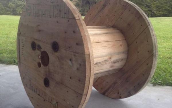 кресло из деревянной катушка, кресло-качалка из деревянной катушки, из катушки для намотки кабелей