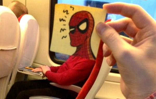 Октобер Джонс, придумал смешной способ, рисует головы в поездах, October Jones