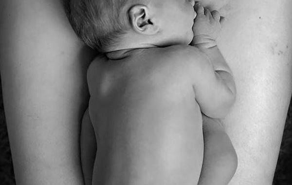 ребенок с мамой с кесаревом сечением, фото малыш кесарево сечение, фото ребенок кесарево сечение, Хелен Кармина, Helen Carmina