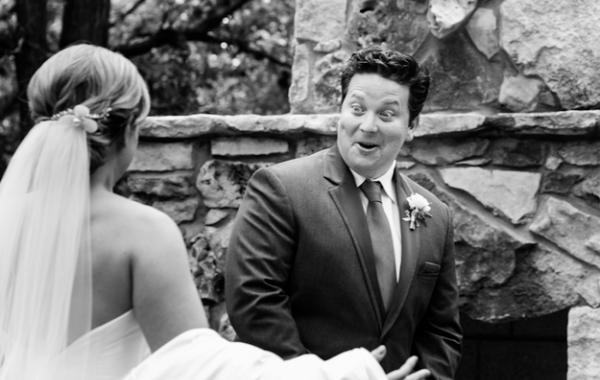 эмоции жениха невеста в платье свадьба