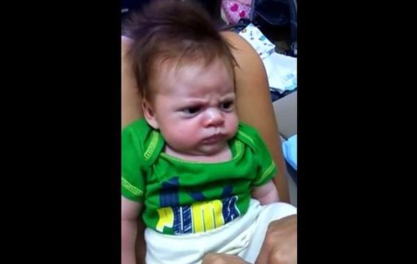 сердитый малыш, ребёнок сердится, ребенок сердится на родителей