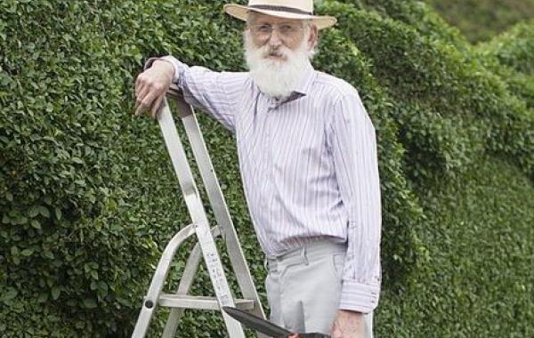 Вырезал из живой изгороди дракона Джон Брукер John Brooker