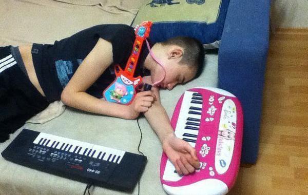 Сценки, которые можно разыграть со спящим другом