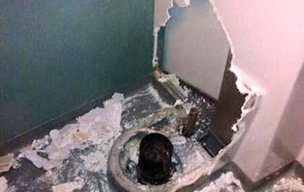 уронил телефон в унитаз поезда, парень уронил телефон в унитаз, рука застряла в унитазе полез за телефоном, рука застряла в унитазе поезда