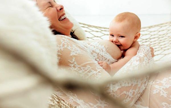 Фотограф снимает кормящих женщин, Мелина Настация, Melina Nastazia