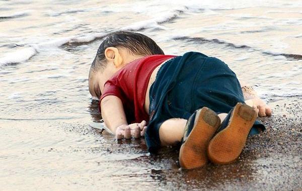 мертвый сирийский мальчик, Айлан Курди,Aylan Kurdi, художники иллюстрации сирийский мальчик, художники нарисовали мертвого сирийского мальчика
