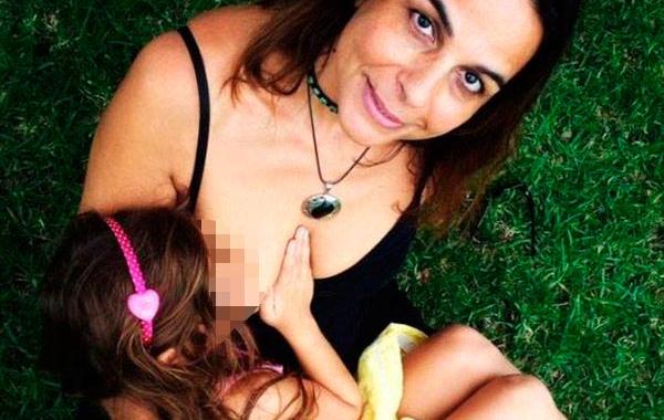 Маха Аль-Муса, Maha Al Musa, мама кормит 6-летнюю дочь грудью, женщина кормит 6-летнюю дочь грудью, женщина 6 лет кормит грудью