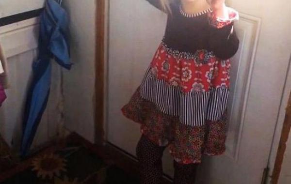 девочка привела домой теленка, теленок в доме