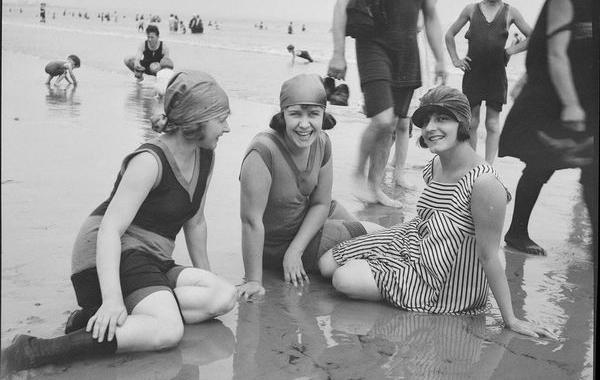 купальники 1920 год, купальники носили женщины в 1920 году, винтажные купальники, день на пляже 1 лет назад, 