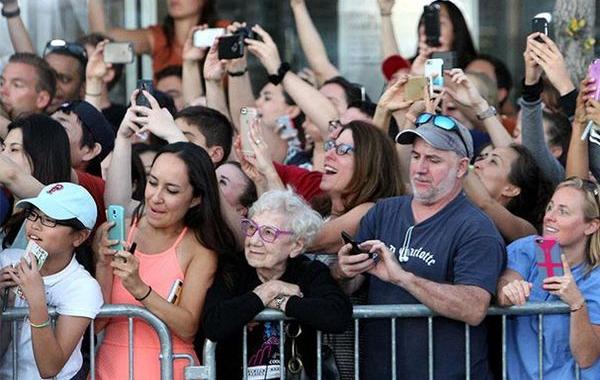 все фотографируют бабушка смотрит, наслаждается жизнью здесь и сейчас, человек наслаждается моментом