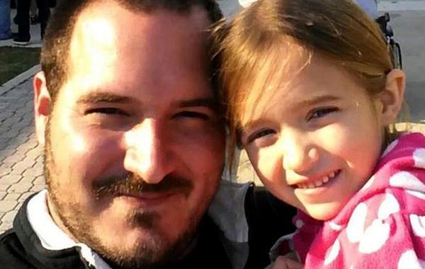 папа ведет курсы делать прически дочерям, папа одиночка ведет курсы прически дочерям