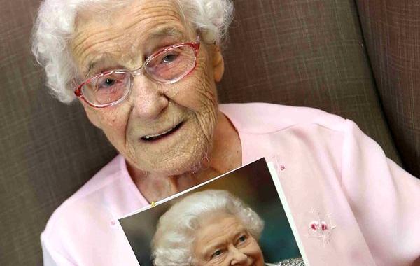 На 105-летний юбилей старушка заказала пожарника в татуировках, Айвина Смейлс, Ivena Smailes