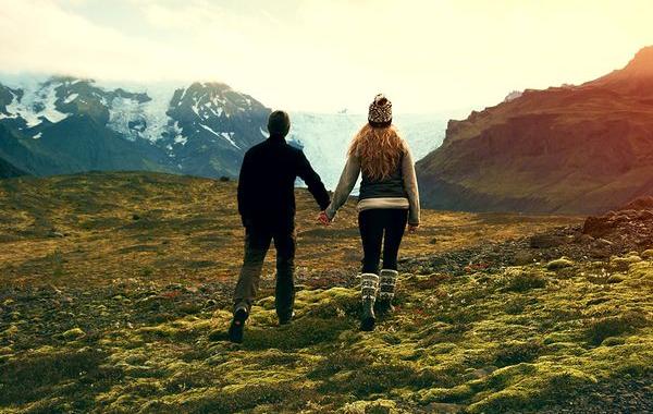 Пара отказалась от традиционной свадьбы, пара поехала в путешествие по исландии