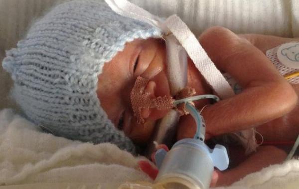 Недоношенный ребенок, малыш, вес, Итан,