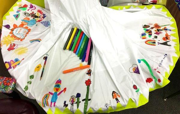 Учительница разрешила своим ученикам разрисовать её платье, ученики разрисовали платье учительницы, Крис-Шэри Каслбури, Chris-ShaRee Castlebury