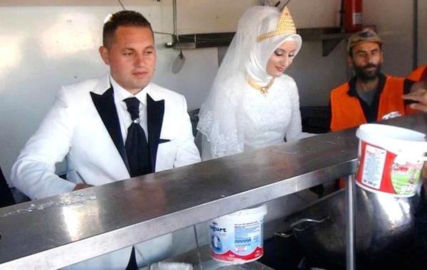 турецкие молодожёны накормили 4000 беженцев, сирийские беженцы молодожёны, Fethullah Üzümcüoğlu, Esra Polat