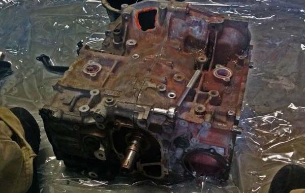 Стол с баром из старого грязного автомобильного двигателя